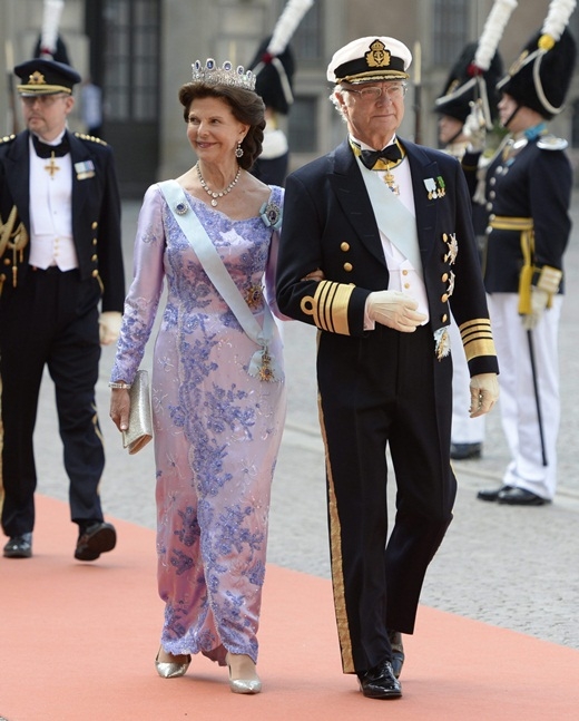 
	
	Quốc vương Thụy Điển Carl Gustaf và Hoàng hậu Silvia. Quốc vương có 3 người con, Công chúa Victoria, công chúa Madeleine và Hoàng tử Carl. Cả 3 người đều kết hôn với dân thường.