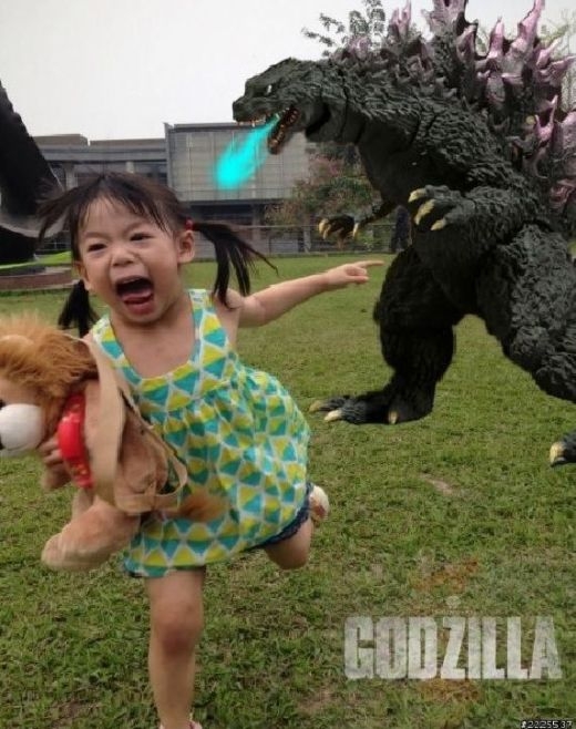 
	
	Godzilla vừa ngủ dậy trong vườn nhà