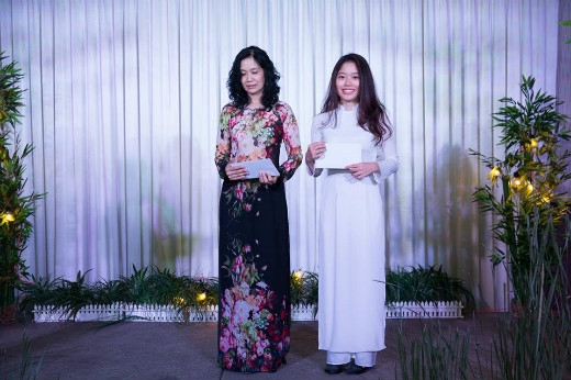 
	
	Giải “Queen của đêm” được trao cho cô Phong Lưu và bạn Thảo Nguyên.