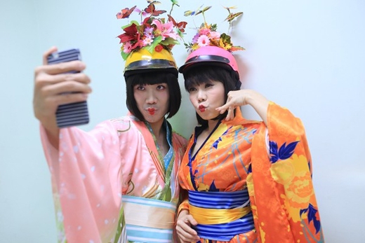 
	
	Trấn Thành và Việt Hương đang vui vẻ ghi lại những khoảnh khắc riêng của mình trong hậu trường của một chương trình sắp được phát sóng. Có thể thấy, cả hai nghệ sĩ đang cùng nhau hóa thân vào những nàng geisha của Nhật Bản nhưng với một phiên bản vô cùng táo bạo và hài hước.
