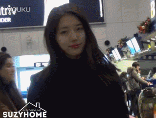 
	
	Suzy không ngần ngại làm trò cho fan quay hình ở giữa sân bay.