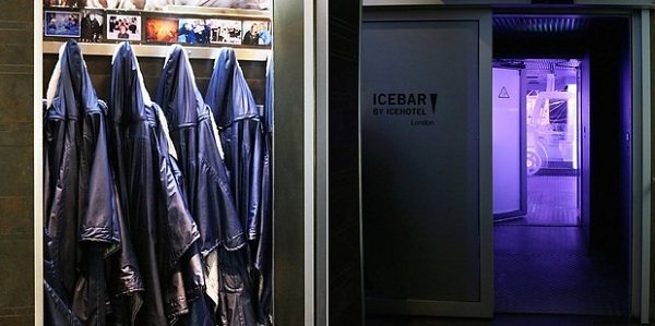 
	
	Khu vực giữ áo khoác và con đường dẫn đến Icebar.