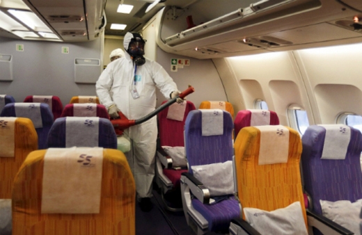 
	
	Nhà chức trách Thái Lan phun thuốc tẩy khu vực khoang máy bay