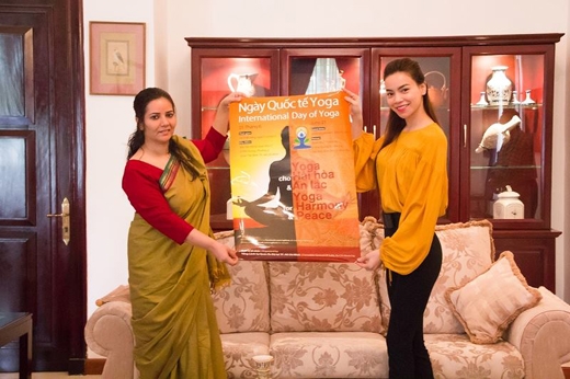 
	
	Với hình ảnh năng động, chăm rèn luyện thân thể, tập yoga và tác phong làm việc chuyên nghiệp của 1 người nghệ sĩ, nữ ca sĩ Hồ Ngọc Hà đã vinh dự được Liên Hợp Quốc chọn làm đại sứ cho chiến dịch Ngày quốc tế Yoga. Đây là chiến dịch lớn được tổ chức tại 178 quốc gia trên thế giới, do Thủ tướng Ấn Độ khởi xướng.