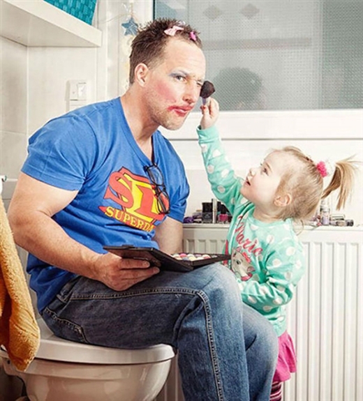 
	
	Ông bố “superman” chịu trận với cô con gái đáng yêu.