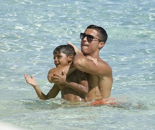
	
	C. Ronaldo đưa con trai đi nghỉ nhân dịp cậu nhóc tròn 5 tuổi tuần trước. Hai bố con thỏa thích vui đùa trong làn nước xanh mát của Bahamas. Ảnh: Internet.