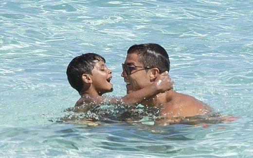 
	
	Năm ngoái, bố con C. Ronaldo đi nghỉ cùng siêu mẫu Irina Shayk. Năm nay, hai bố con siêu sao 30 tuổi đi nghỉ hè mà không có bóng hồng nào bên cạnh. Ảnh: Internet.