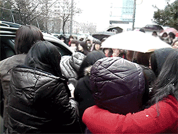 
	
	Trong buổi tổng duyệt chương trình Music Bank vào năm 2010, fan của CN Blue đã tá hỏa khi bị quản lý ra tay đánh không thương tiếc. Được biết, do mong chờ thần tượng xuất hiện, các fan đã vây quanh xe của các thành viên và bị quản lý ra tay mạnh bạo.