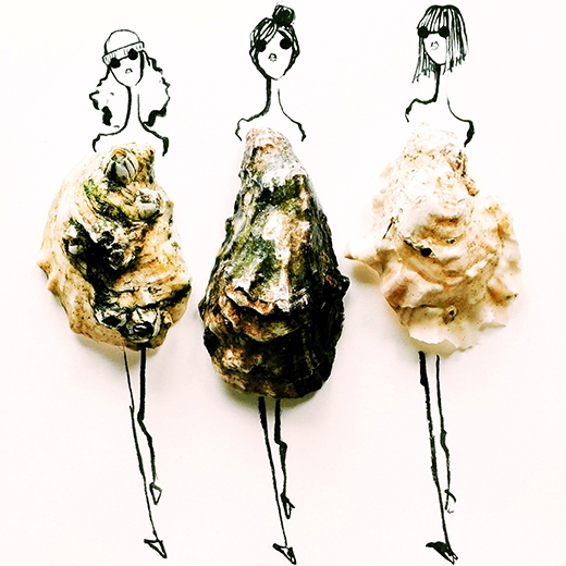 
	
	Những vỏ hàu gồ ghề cùng rong rêu lại trở thành những mẫy váy phom rộng cùng những họa tiết khá độc đáo.