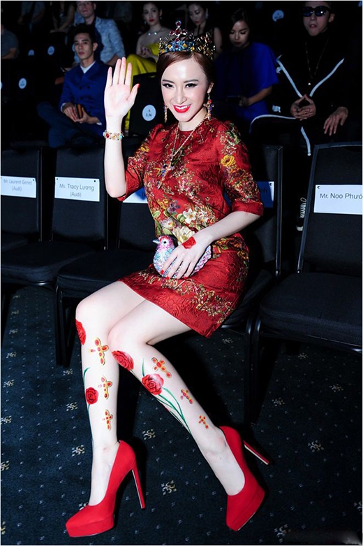 
	
	16 cm là chiều cao của đôi giày đỏ được Angela Phương Trinh diện cùng bộ váy hàng hiệu có giá gần 100 triệu đồng.