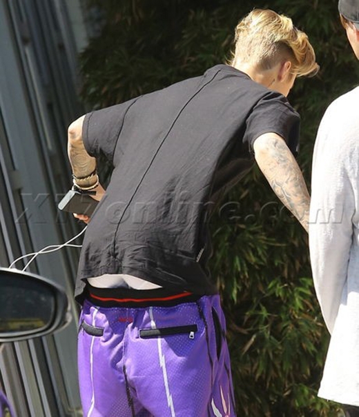 
	
	Sau khi rời khỏi phòng thu âm, Justin liền trổ tài trượt ván trên đường phố nhưng chiếc quần thể thao lại bị tụt hẳn xuống làm lộ rõ trang phục lót bên trong.