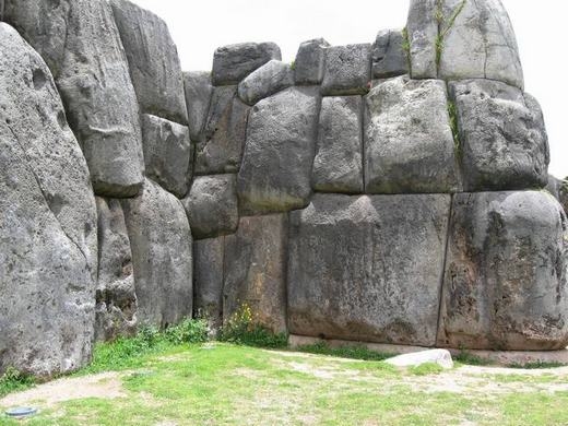 
	
	Đây gọi là những tảng đá Saksaywaman, nằm ở vùng ngoại ô phía bắc phố cổ Cusco (Peru). Dù đã có từ rất lâu, nhưng các tảng đá được xếp chồng lên nhau cực kỳ chắc chắn và sát khít nhau. Nó khít đến nỗi bạn không thể nhét bất kì thứ gì vào giữa hai tảng đá liền nhau.