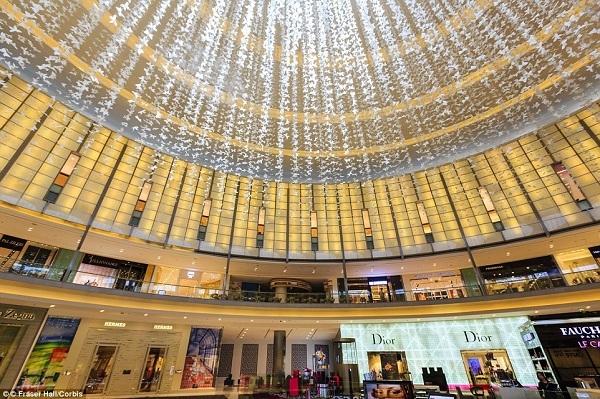 
	
	Khu trung tâm mua sắm lớn nhất thế giới Dubai Mall tọa lạc ở khu phố sầm uất ở Dubai và có nhiều gian hàng “sang chảnh” đúng chất Dubai. 