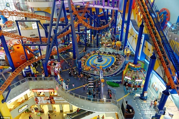 
	
	Tại khu trung tâm mua sắm Berjaya Times Square ở Kuala Lumpur có nhiều trò chơi và thú tiêu khiển đa dạng. 