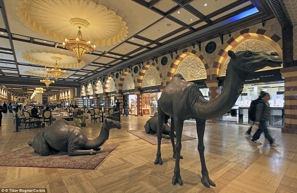 
	
	Khu Dubai Mall giàu có được trang trí bằng những bức tượng lạc đà, phụ kiện bằng vàng và một khu có tên The Gold Souk chuyên bán trang sức đắt tiền.