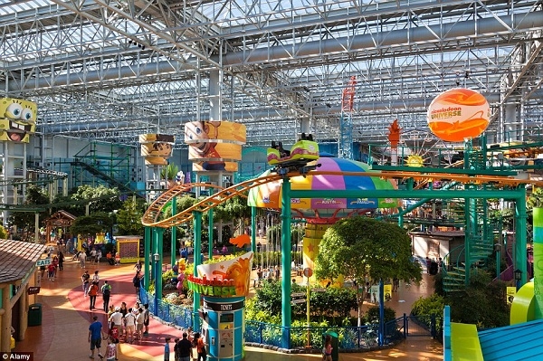 
	
	Khu giải trí Nickelodeon Universe ở khu mua sắm Mall of America nổi bật với trò chơi tàu lượn trong nhà và nhiều trò chơi dành cho gia đình. 