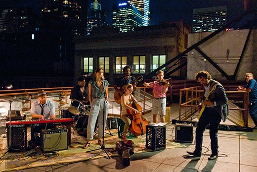 
	
	Ban nhạc mộc mạc của Gretta biểu diễn trên sân thượng