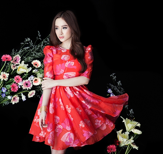 
	
	Chiếc váy đỏ xòe với họa tiết hoa to bản lại mang đến hình ảnh một quý cô cổ điển điệu đà, nữ tính.