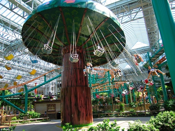 
	
	Khu mua sắm Mall of America ở St. Paul, Minnesota, Hoa Kỳ có nhiều thú vui trong nhà, chẳng hạn như đu quay hình cây nấm khổng lồ này. 