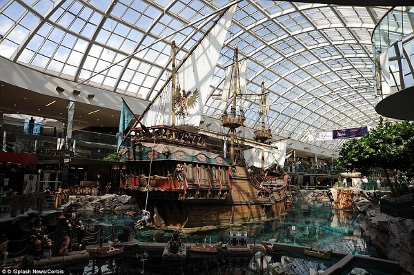 
	
	West Edmonton Mall ở Alberta, Canada, là khu mua sắm lớn nhất ở Bắc Mỹ, nổi tiếng với con tàu hải tặc, khu bắn súng và công viên nước.