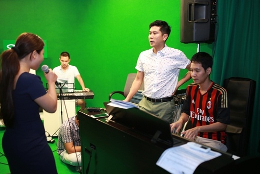 
	
	
	
	
	
	
	
	Nhạc sĩ Hồ Hoài Anh cũng có mặt để giúp các thí sinh rèn luyện kĩ năng thanh nhạc. - Tin sao Viet - Tin tuc sao Viet - Scandal sao Viet - Tin tuc cua Sao - Tin cua Sao