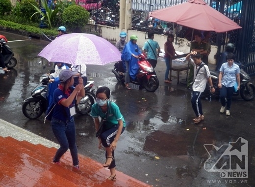 
	
	Hình ảnh các bạn tình nguyện viên hỗ trợ các thí sinh đến phòng thi trong mưa dông