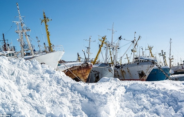 
	
	Một xưởng đóng tàu của Nga nằm trên một vịnh nhỏ ở phía nam Petropavlovsk-Kamchatsky là một cảnh quan bỏ hoang được bao phủ bởi tuyết và băng.