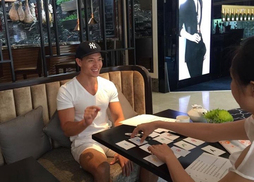 
	
	Nam diễn viên Kim Lý đã chia sẻ hình mới nhất của mình. Có thể thấy trong ảnh là những mô hình bảng chữ cái tiếng Việt, chắc hẳn nam diễn viên này đang cố gắng luyện tiếng Việt thành thục hơn cho vai diễn sắp tới của mình.