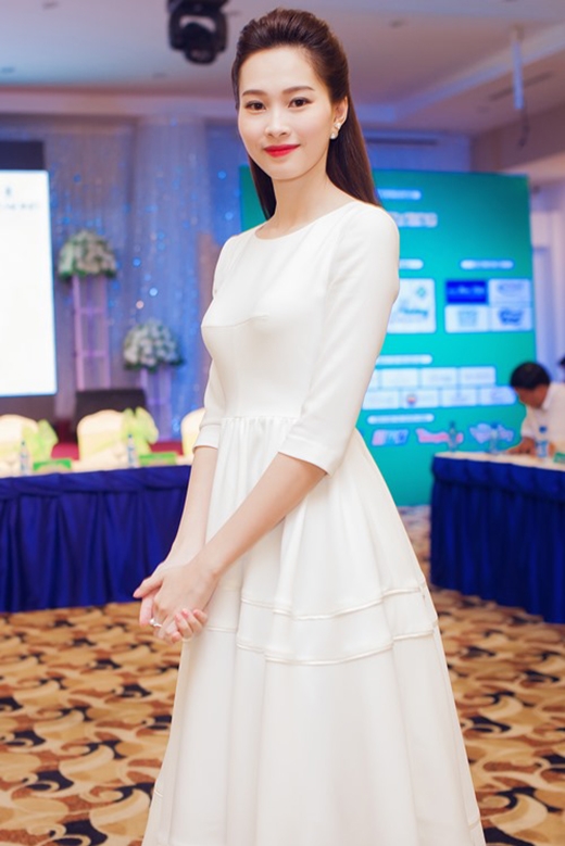 
	
	Đến tham dự buổi họp báo “Hoa khôi Đồng bằng sông Cửu Long 2015”, Hoa hậu Thu Thảo diện chiếc váy xòe trắng với phom dáng cổ điển. Cô chọn kiểu tóc búi gọn trên đỉnh đầu và xõa suông ở phần đuôi tóc.
