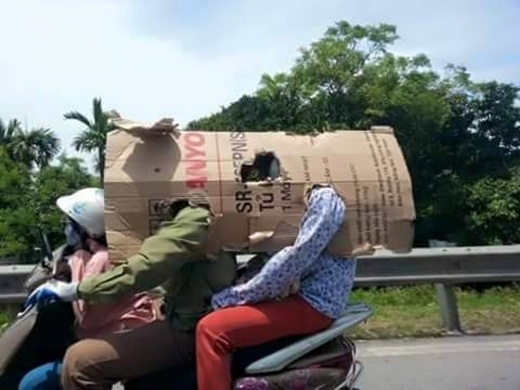
	
	Với thời tiết nóng bức và khó chịu lên tới hơn 40 độ C như hiện nay tại Hà Nội, thì đây có lẽ là cách chống nóng hữu hiệu khi phải ra đường cho gia đình anh chị này.