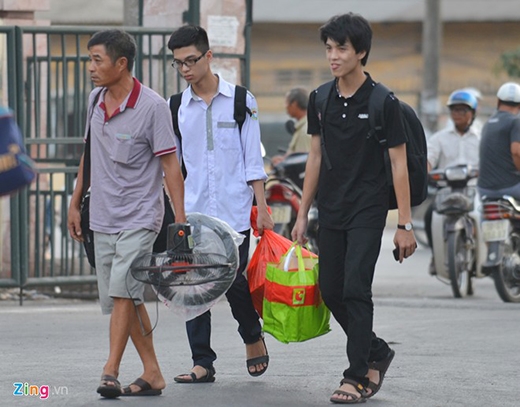 
	
	Sĩ tử và người nhà lên xe rời Hà Nội về quê sau khi làm xong 4 môn thi bắt buộc của kỳ thi THPT Quốc gia 2015. Ảnh: Zing