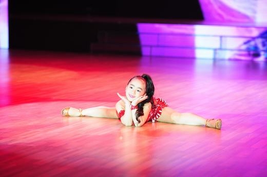 
	
	Thùy Dương, 7 tuổi, cô bé khiến 6 người trong ban giám khảo đứng lên nhún nhảy theo mình. - Tin sao Viet - Tin tuc sao Viet - Scandal sao Viet - Tin tuc cua Sao - Tin cua Sao