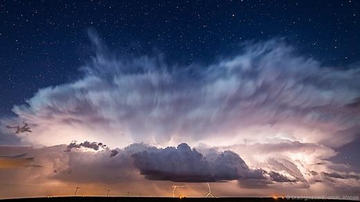 
	
	Bức ảnh được chụp bởi nhiếp ảnh gia Brad Goddard về bầu trời đêm đằng sau cơn bão, những tia sét chớp làm sáng cả bầu trời…