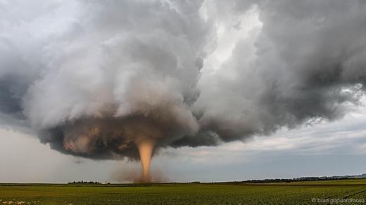 
	
	Còn đây là bức ảnh của tác giả Brad Goddard, được chụp gần Traer, bang Iowa mô tả một cơn lốc xoáy cuốn tung mọi thứ trên đường mà nó đi qua.
