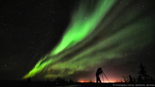 
	
	Nhiếp ảnh gia Christopher Morse đang lưu giữ lại những hình ảnh về cực quang cực kì đẹp mắt ở Fairbanks, bang Alaska.