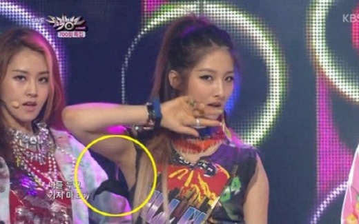 
	
	Jihyun (4Minute) văng cả dây áo lót ra ngoài khi đang biểu diễn trên sấn khấu phát sóng trực tiếp.
