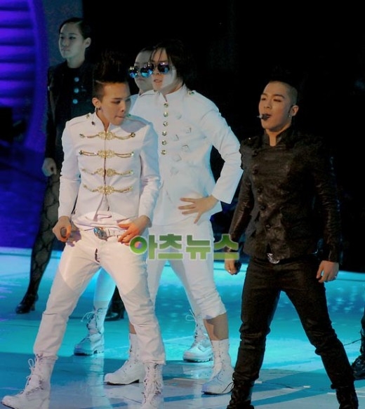 
	
	G-Dragon vẫn không hề hay biết về chiếc quần “phản chủ” của mình mà vẫn tự tin biểu diễn cùng cậu bạn thân Taeyang.