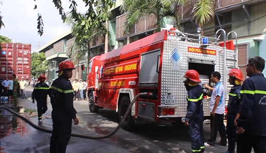 
	
	Nhiều xe cứu hoả được điều động đến chữa cháy