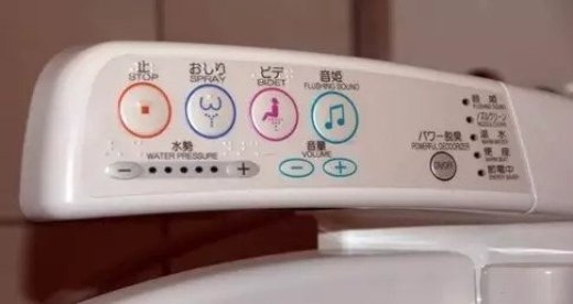 
	
	Dù là ở nhà vệ sinh công cộng thì Nhật Bản vẫn đầu tư các trang thiết bị hiện đại và luôn được lau dọn sạch sẽ.