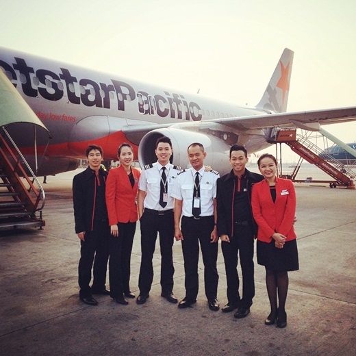 
	
	Quang Đạt và những đồng nghiệp của anh trong hãng hàng không.