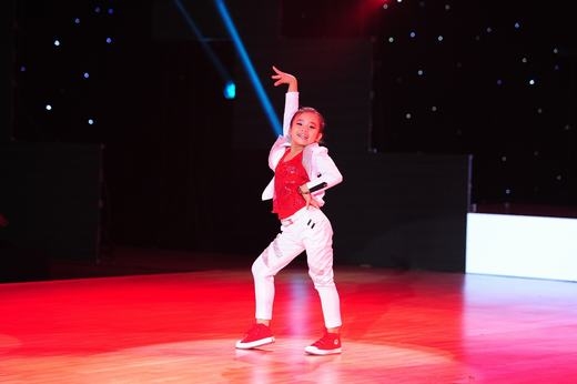 
	
	Cô bé Mỹ Hiền (10 tuổi) khiến cả Phan Hiển và Lâm Vinh Hải lên sân khấu nhảy cùng qua phần thi nhảy hiện đại rất điêu luyện. - Tin sao Viet - Tin tuc sao Viet - Scandal sao Viet - Tin tuc cua Sao - Tin cua Sao