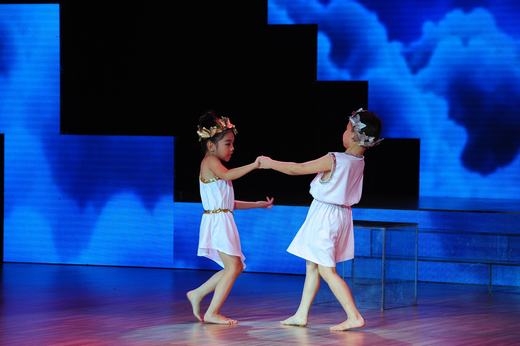
	
	Đức Minh (7 tuổi) và Thu Trang (6 tuổi) là 2 thí sinh khiến ban giám khảo phát cuồng vì sở hữu cả kỹ thuật lẫn tính giải trí cao. - Tin sao Viet - Tin tuc sao Viet - Scandal sao Viet - Tin tuc cua Sao - Tin cua Sao