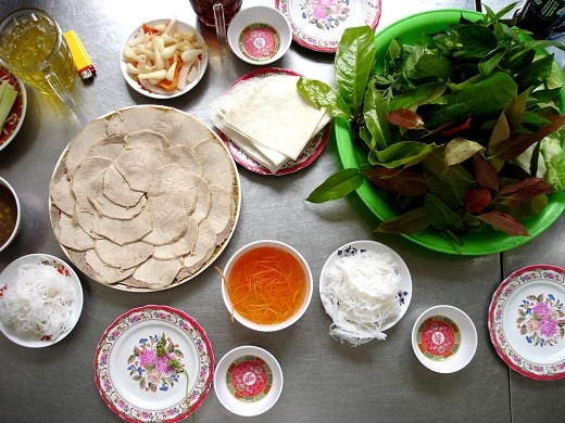 
	
	Bánh tráng Trảng Bàng cuốn thịt heo cũng là một món “vedette” góp phần mang thương hiệu ẩm thực Tây Ninh nổi tiếng khắp Việt Nam. 