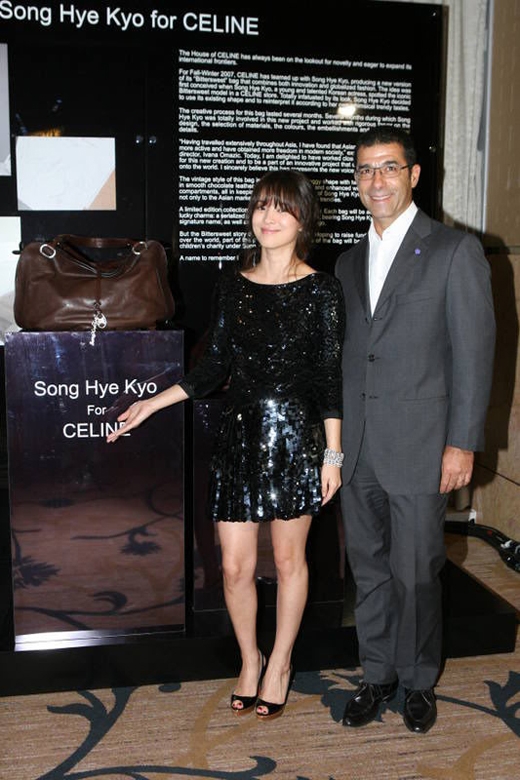 
	
	Vào năm 2007, Song Hye Kyo đã cùng với Celine ra mắt dòng túi xách sang trọng. Được biết đây là sản phẩm giới hạn, chỉ có tổng cộng 500 cái trên toàn thế giới.