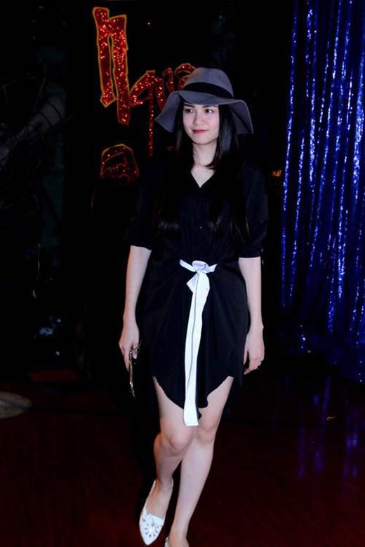 
	
	Chiếc thắt lưng trắng tạo nên điểm nhấn cho cả cây đen gợi cảm của Hoa hậu Diễm Hương.