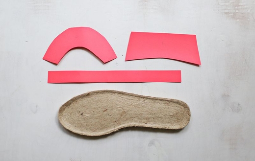 
	
	Bạn cắt theo 3 phần: phần mũi giày, phần sau và dây để cố định quanh cổ chân.