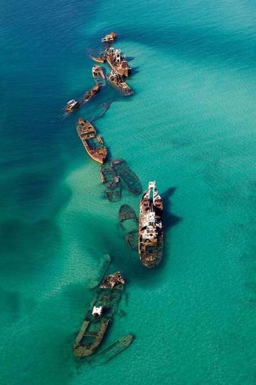 
	
	Những con tàu cũ được con người nhấn chìm nhằm mục đích chắn sóng ở gần Brisbane, Australia.
