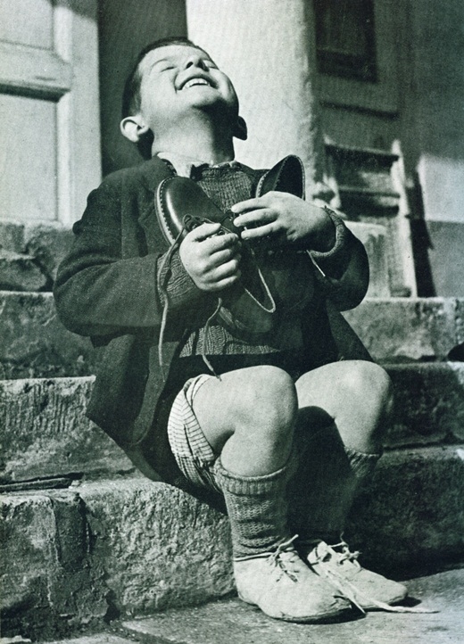 
	
	Sự hạnh phúc của cậu bé 6 tuổi, người Áo sống ở viện mồ côi khi nhận được một đôi giày mới từ Hội chữ thập đỏ Mỹ vào năm 1946. Một niềm vui đơn giản đã lay động được trái tim của hàng triệu người khi bức ảnh của phóng viên Gerald Waller được công bố.