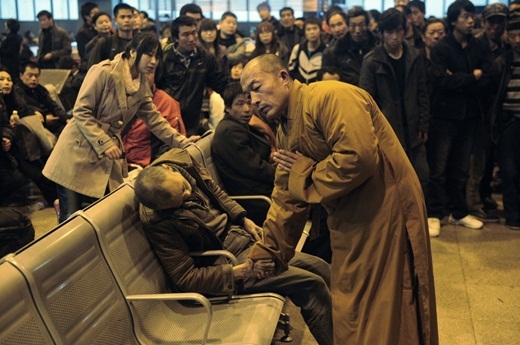 
	
	Một nhà sư đang cầu nguyện cho người đàn ông đột ngột qua đời trong khi ngồi chờ tàu hỏa ở Sơn Tây, Thái Nguyên, Trung Quốc.