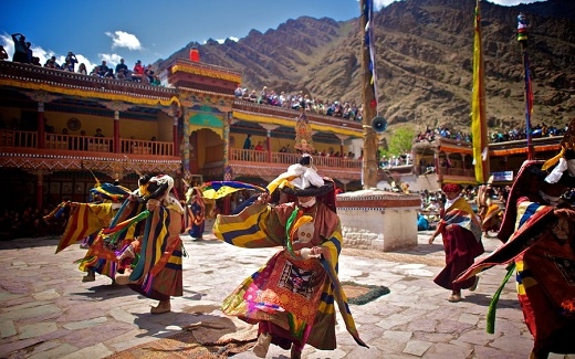 
	
	Lễ  hội kỉ niệm ngày sinh và ngày chiến thắng ma vương của đức Guru Padmasambhava, người sáng lập ra Phật giáo Tây Tạng.